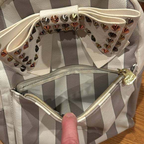 BETSEY JOHNSON XOX BETSEY STUDDED BOW BACKPACK BEIGE AUTHENTIC Pre- Owned - Picture 6 of 6